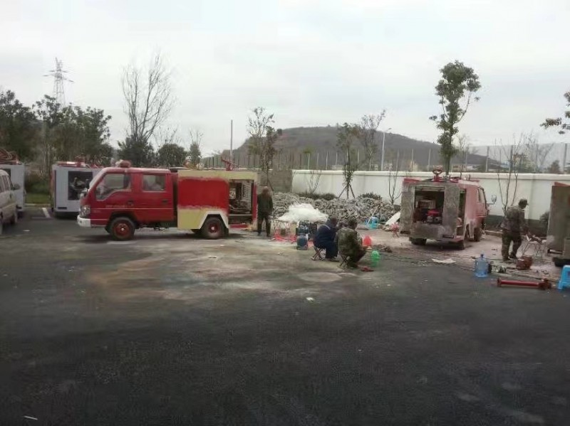 我公司給云南昭通鄉(xiāng)鎮(zhèn)消防隊(duì)維修翻新消防車(chē)輛。。